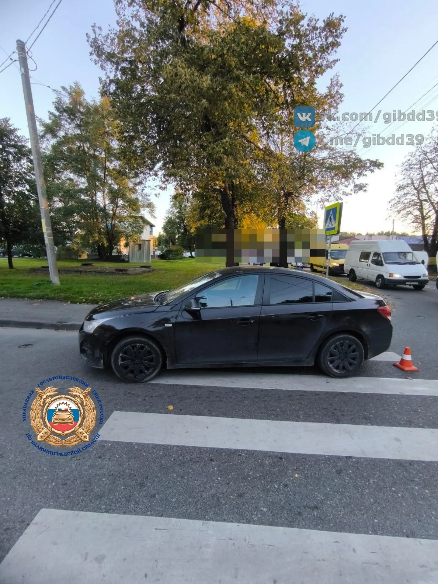 Лихач сбил молодую пару с ребенком в коляске на переходе в Калининграде